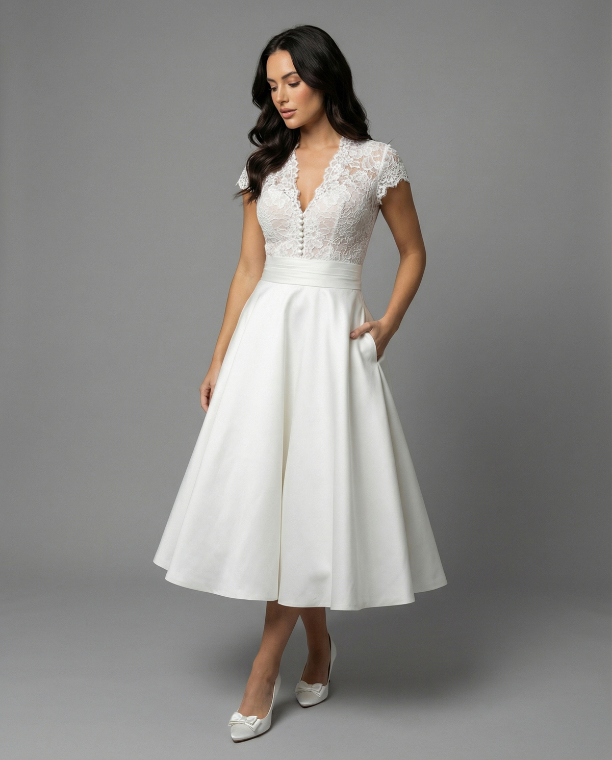 Abito da sposa midi in pizzo con scollo a V e maniche corte, gonna svasata in raso per matrimonio civile - Bianco
