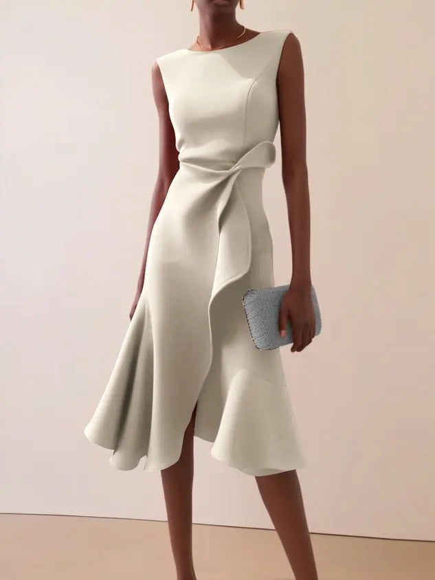 Abito midi smanicato da donna con scollo tondo e drappeggio, orlo asimmetrico, elegante da cerimonia e ufficio - Bianco