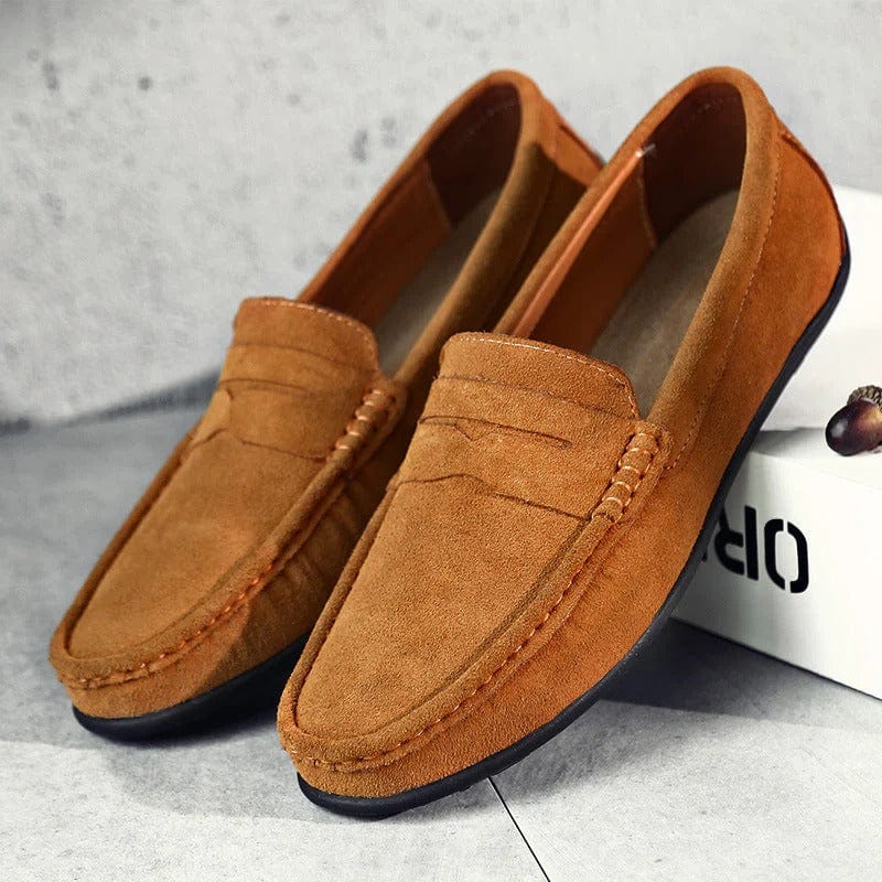Mocassini da uomo scamosciati con banda penny, casual ed eleganti da giorno - Marrone