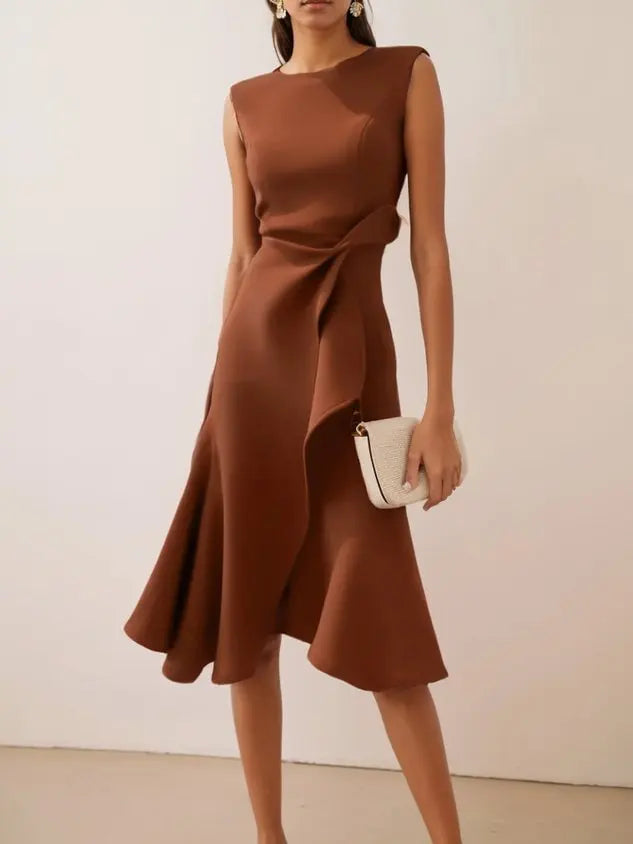 Abito midi smanicato da donna con scollo tondo e drappeggio, orlo asimmetrico, elegante da cerimonia e ufficio - Caffè