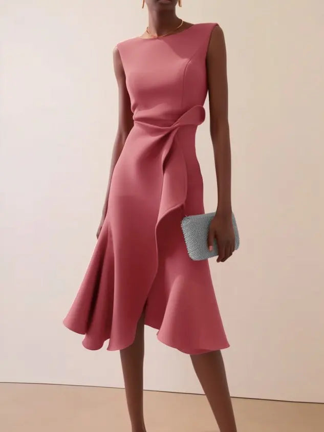 Abito midi smanicato da donna con scollo tondo e drappeggio, orlo asimmetrico, elegante da cerimonia e ufficio - Lilla