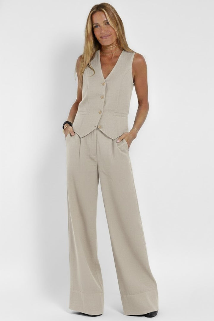 Completo tailleur donna con gilet scollo a V e pantalone a gamba larga, elegante per cerimonia - view 6