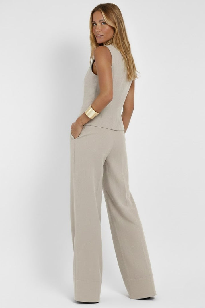 Completo tailleur donna con gilet scollo a V e pantalone a gamba larga, elegante per cerimonia - view 7