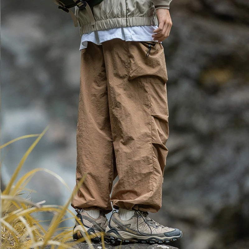 Pantaloni cargo da uomo trekking, taglio largo e tecnico, con tasche laterali, ideali per la montagna - Marrone