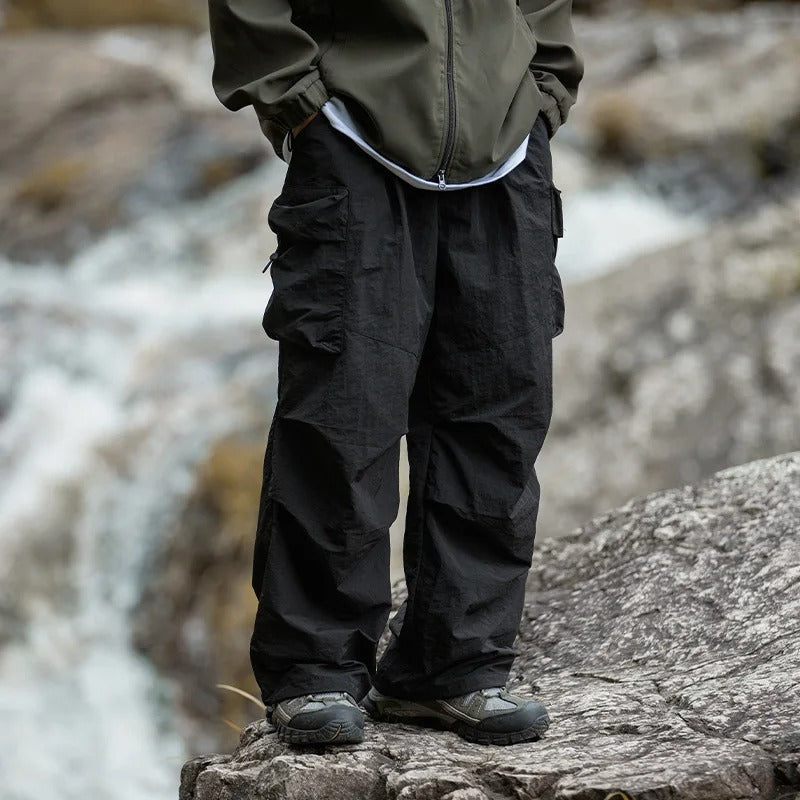 Pantaloni cargo da uomo trekking, taglio largo e tecnico, con tasche laterali, ideali per la montagna - Nero