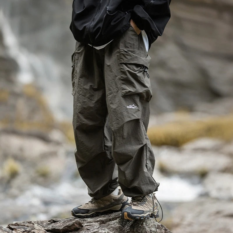 Pantaloni cargo da uomo trekking, taglio largo e tecnico, con tasche laterali, ideali per la montagna - Verde militare