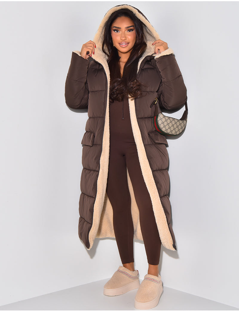 Piumino lungo da donna reversibile con cappuccio, trapuntato per l'inverno - Marrone