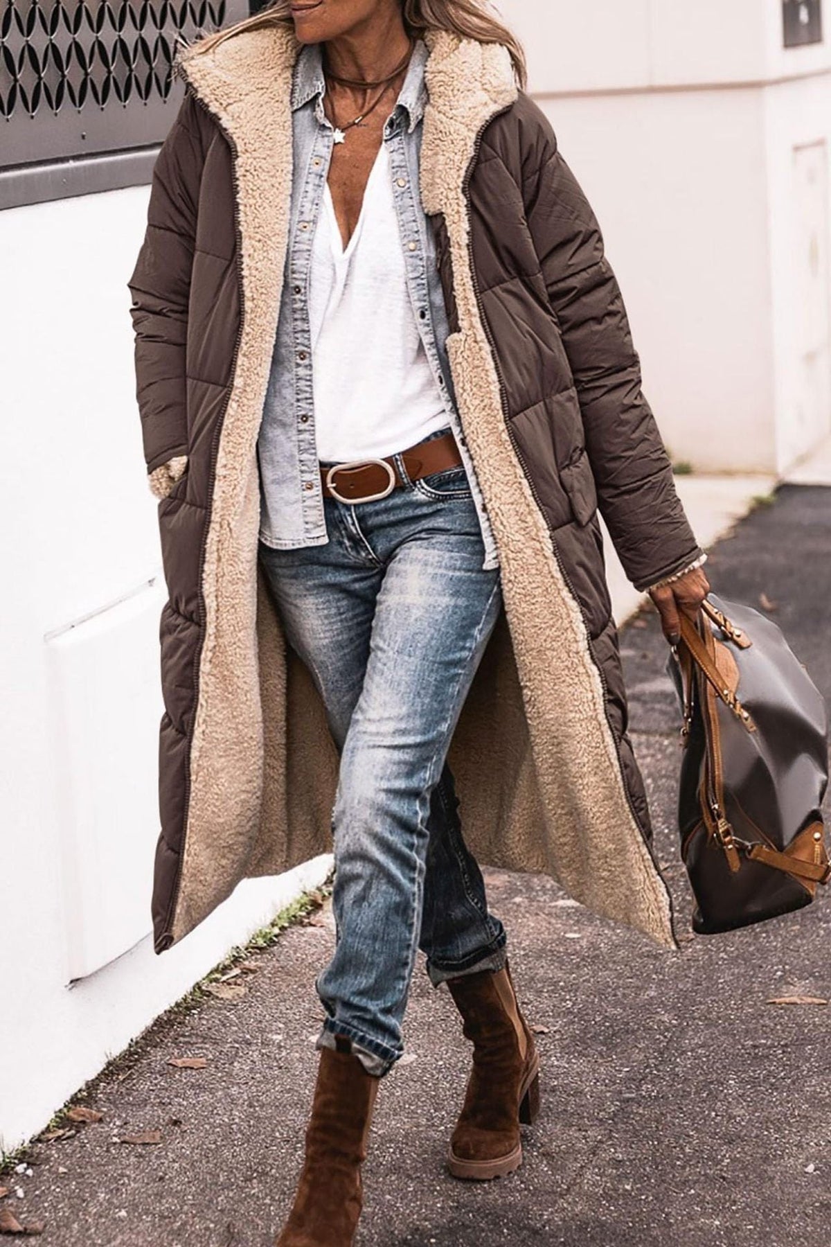 Piumino lungo reversibile da donna con cappuccio e interno in orsetto, giaccone invernale trapuntato oversize - Marrone